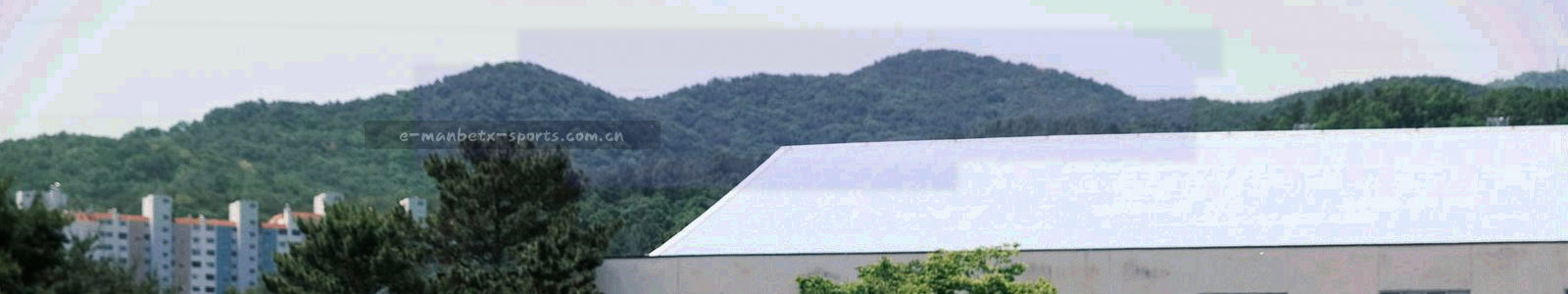 深蓝背景上荧光绿线条勾勒的数据安全锁抽象图形，锁体居中，两侧配有速度线